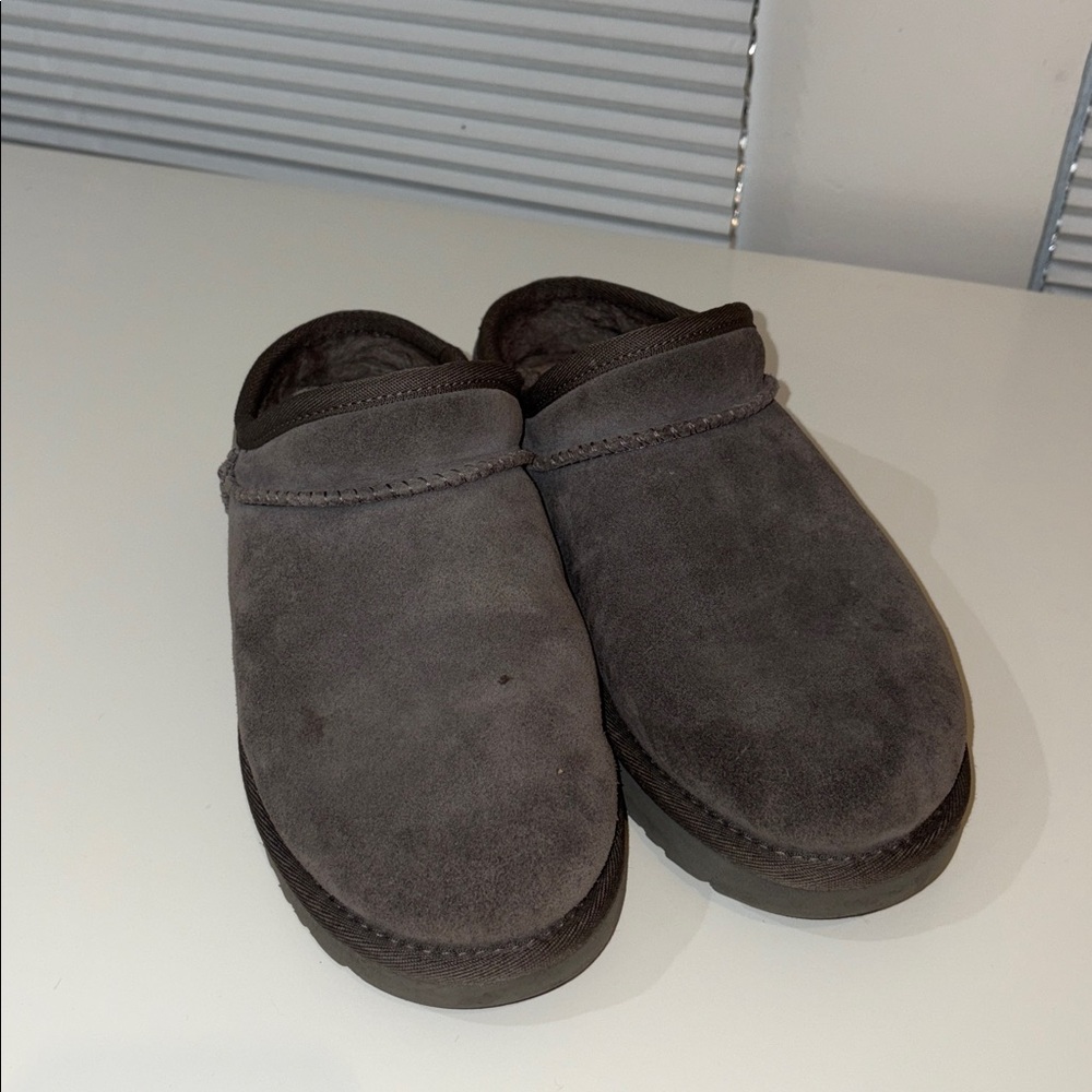 UGG Slippers Size 6